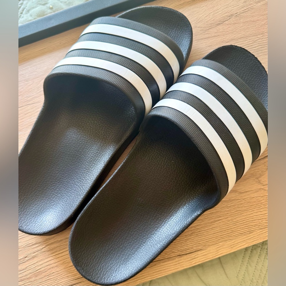 adidas Black and White youth Sliders. Beach shoes for teens. Size 8 youth.